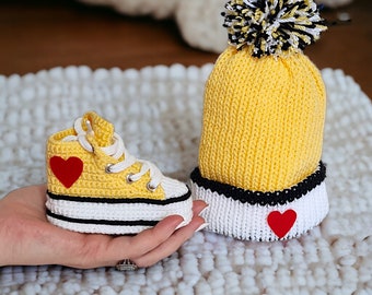 Chaussons pour bébé jaunes tricotés à la main, ensemble de bonnets Pom-Pom, tenue de nouveau-né biologique, détail de cœur