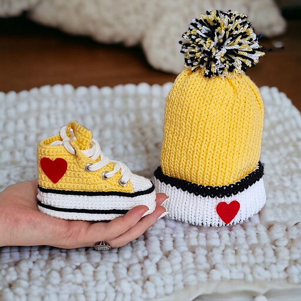 Chaussons pour bébé jaunes tricotés à la main, ensemble de bonnets Pom-Pom, tenue de nouveau-né biologique, détail de cœur