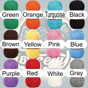 Puede incluir: Surtido de ovillos de lana en varios colores, incluyendo verde, naranja, turquesa, negro, marr&oacute;n, amarillo, rosa, azul, morado, rojo, blanco y gris.