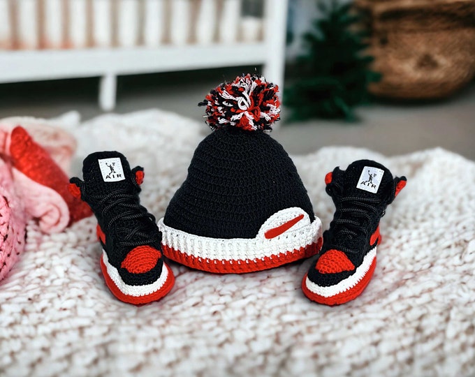 Crochet Baby Sneakers & Beanie Hat Set - Newborn Booties Gift, Customizable Christmas Baby Cap, Soft Wool Baby Slippers, Cozy Winter Outfit