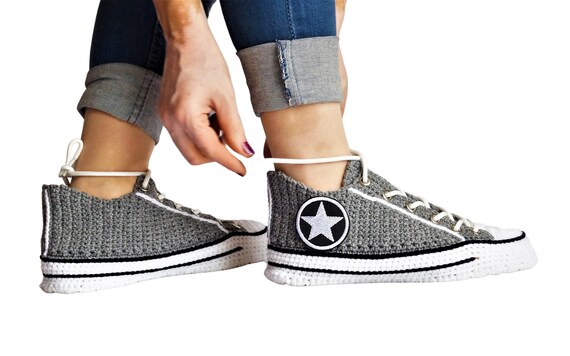 Grijze Converse geborduurde sneakers gehaakte slippers - Etsy België