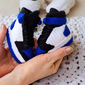 Chaussons de style Jordans pour bébé au crochet personnalisés, chaussures de berceau tricotées, cadeau de basket-ball pour bébés nouveau-nés