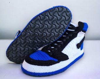 Chaussons baskets tricotés personnalisés, cadeaux Sneakerhead, peluche baskets unisexes pour fans de basket-ball, cadeau pour les amateurs de chaussures, cadeaux kicks personnalisés