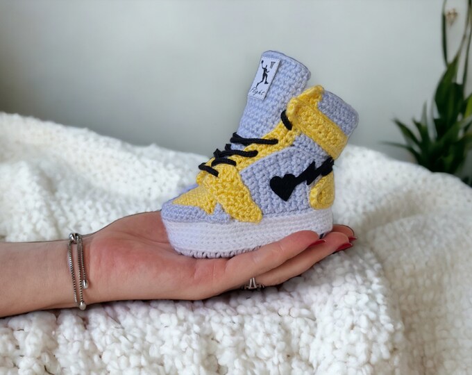Gender Neutral Coming Home Baby Booties - Knitted Newborn Shoes - Baby Welcome Gifts, New Parents Baby Gift, Custom Newborn Photoshoot Props