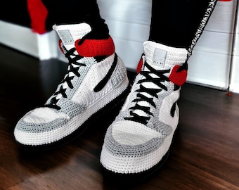 Smoke Grey Jordan Style Crochet Sneakers Pantoufles, Baskets rétro tricotées personnalisées, Chaussures peluche rares maison personnalisées