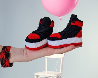 Baskets de style Jordan pour bébé au crochet rouge et noir, chaussons de basket-ball pour nouveau-nés