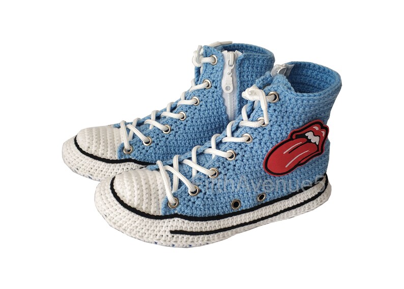 converse with red lips