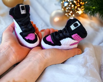 Jordan estilo crochet púrpura bebé zapatillas botines / algodón recién nacido niña regalo / baby shower moderno / regalo de revelación de género / traje de baloncesto