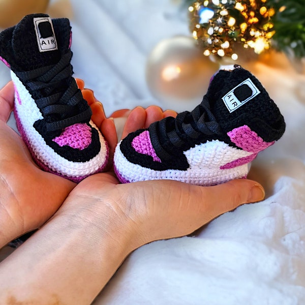 Gehäkelte lila Baby-Sneaker-Schuhe | Geschenk für Neugeborene aus weicher Baumwolle | Moderne Babypartybevorzugung | Basketball-Baby-Outfit