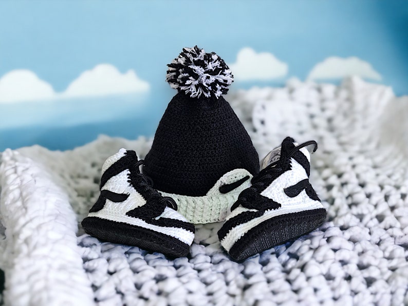 Botines estilo Jordans para bebé de ganchillo y conjunto de gorros / Favores de baby shower / Zapatos de cuna para recién nacidos / Accesorio fotográfico para recién nacidos / Regalo para bebés de género neutro White - Black