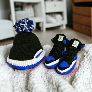 Botines estilo Jordans para bebé de ganchillo y conjunto de gorros / Favores de baby shower / Zapatos de cuna para recién nacidos / Accesorio fotográfico para recién nacidos / Regalo para bebés de género neutro Black- Blue