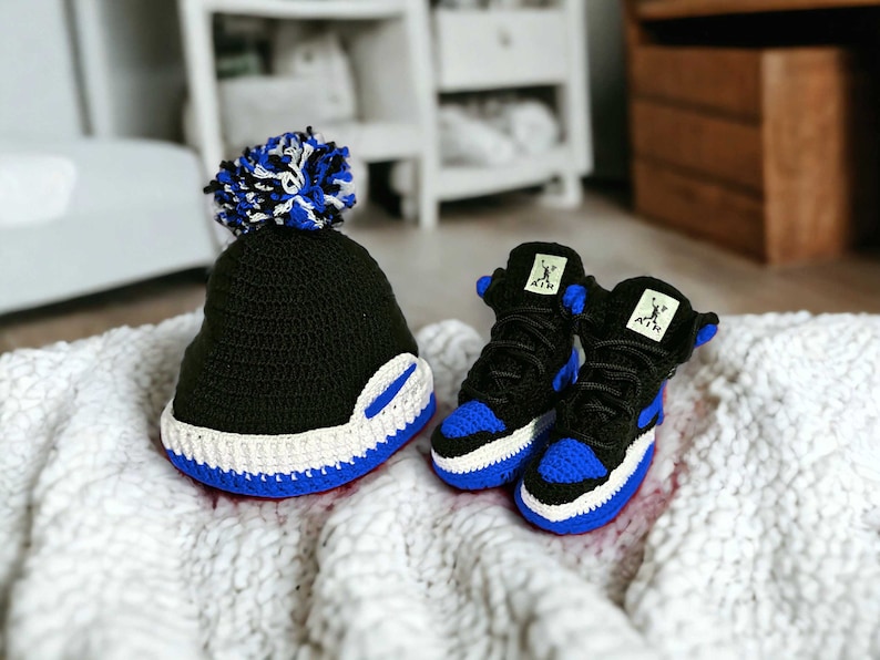 Botines estilo Jordans para bebé de ganchillo y conjunto de gorros / Favores de baby shower / Zapatos de cuna para recién nacidos / Accesorio fotográfico para recién nacidos / Regalo para bebés de género neutro Black- Blue