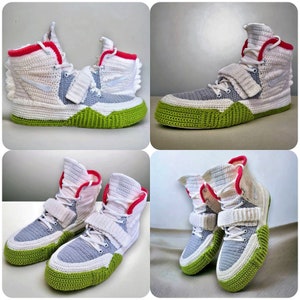 Pode incluir: Quatro pares de t&ecirc;nis de croch&ecirc; em branco, cinza e verde. Os t&ecirc;nis t&ecirc;m um design de cano alto com uma al&ccedil;a de velcro e um detalhe vermelho.