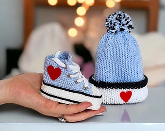 Chaussons et bonnets pour bébés tricotés à la main turquoise, chaussures de berceau de style Converse pour nouveau-nés au crochet