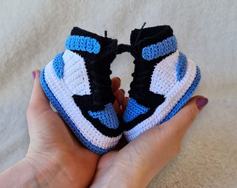 Schuhe im Jordans-Stil für Babys, personalisierte Baby-Sneakers mit Häkelmuster, Geschenk für neue Mama, Geschenke zur Geschlechtsangabe