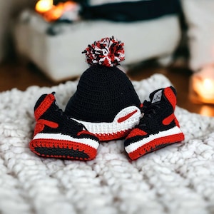 Botines estilo Jordans para bebé de ganchillo y conjunto de gorros / Favores de baby shower / Zapatos de cuna para recién nacidos / Accesorio fotográfico para recién nacidos / Regalo para bebés de género neutro Red - Black