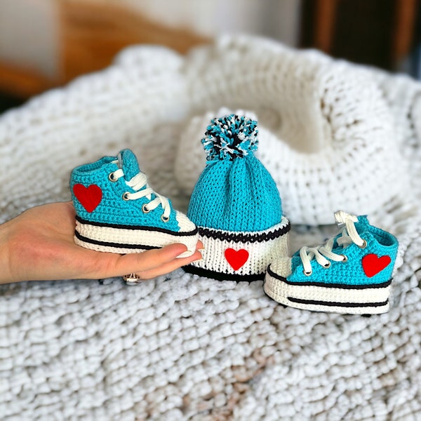 Ensemble de chaussons et bonnets en crochet turquoise pour bébé, logo en forme de cœur pour les baskets pour nouveau-né