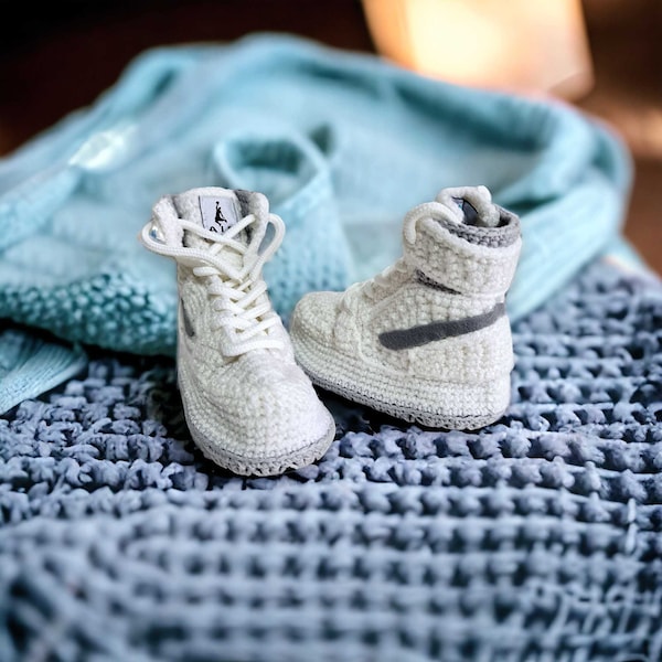 Chaussons de basket-ball pour bébé au crochet faits à la main - Chaussures de sport montantes personnalisées pour nouveau-né