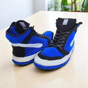 Basketball-themed Jordan crochet slippers, inspired by boho basketball culture and urban fashion.