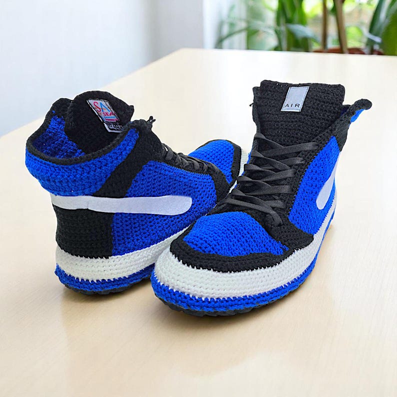 Basketball-themed Jordan crochet slippers, inspired by boho basketball culture and urban fashion.