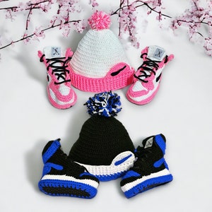 Botines estilo Jordans para bebé de ganchillo y conjunto de gorros / Favores de baby shower / Zapatos de cuna para recién nacidos / Accesorio fotográfico para recién nacidos / Regalo para bebés de género neutro imagen 2
