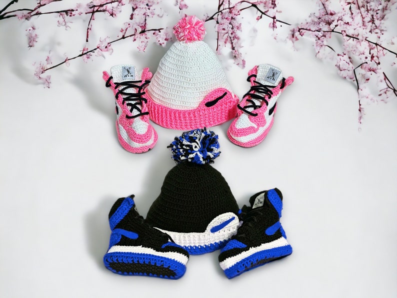 Botines estilo Jordans para bebé de ganchillo y conjunto de gorros / Favores de baby shower / Zapatos de cuna para recién nacidos / Accesorio fotográfico para recién nacidos / Regalo para bebés de género neutro imagen 2