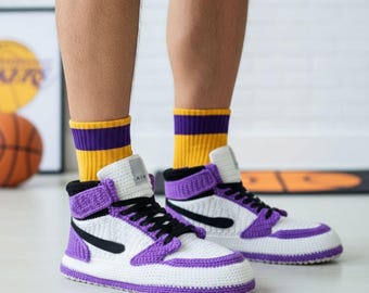 Häkeln Jordan Style Lila Hausschuhe, Retro Basketball Knit Sneakers, Coole flauschige Jordans Hausschuhe, AJ1 Custom Sneaker, Sneakerhead Geschenke