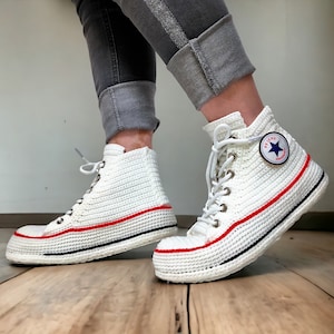 Virkade klassiska höga sneakertofflor i Converse-stil - Anpassade platåskor - Miljövänlig unisex födelsedagspresent - Present till sneakerfantaster
