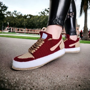 College Basketball Team, custom universiteit pluche sneakers, gehaakte retro sneaker pantoffels, kerst- of basketbalcadeau voor mannen en vrouwen