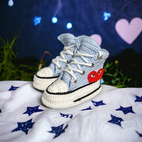 Botines Converse de crochet para recien nacidos en azul bebe Regalo personalizado para revelacion de genero y baby shower Zapatos calidos de lana para la bienvenida al bebe Conjunto