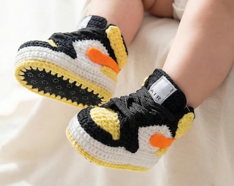 Gehäkelte Baby Jordans, Neugeborenen Sneaker Gelb Schwarz, Babyschuhe mit weicher Sohle, Sneakerhead Geschenk