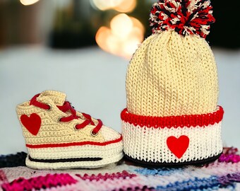 Ensemble de chaussons pour chapeau de bébé blanc cassé | Crochet tricot style Converse | Bonnet et chaussures neutres en matière de genre