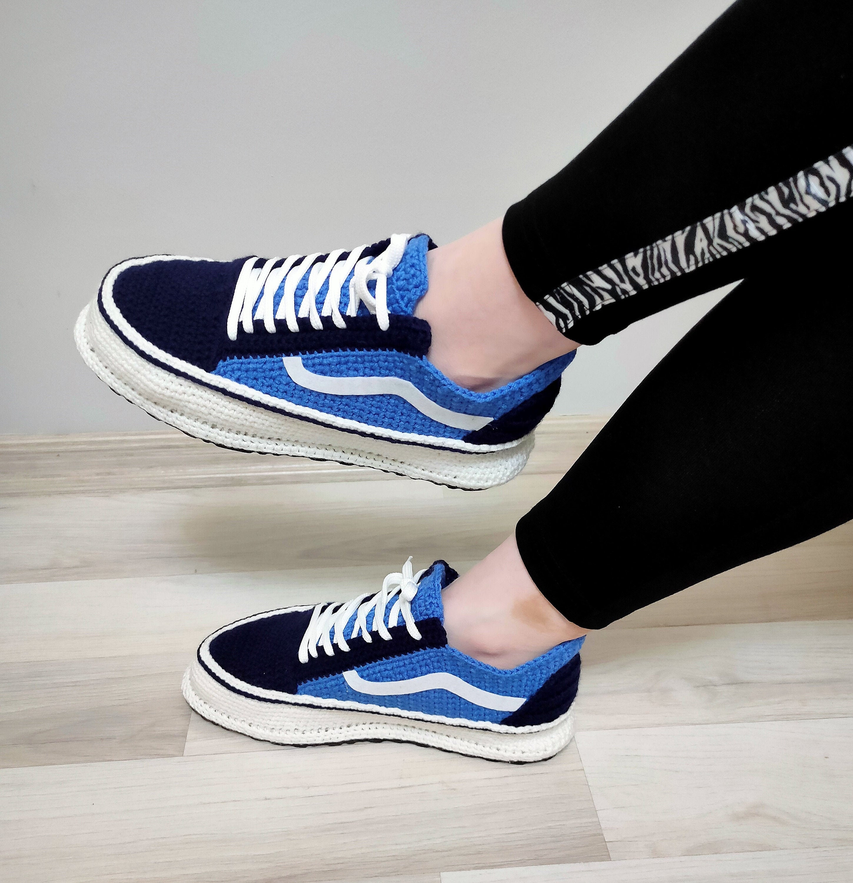 low top navy blue vans
