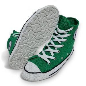 Puede incluir: Zapatillas altas de crochet verde con cordones blancos y un logotipo de estrella blanca en el lateral.