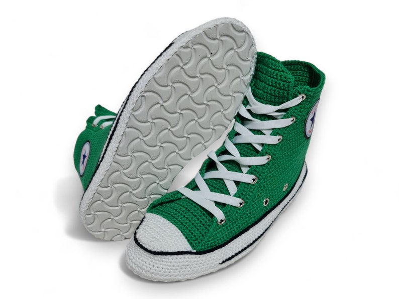 Puede incluir: Zapatillas altas de crochet verde con cordones blancos y un logotipo de estrella blanca en el lateral.