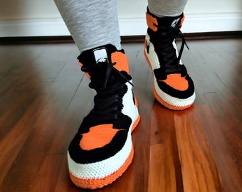 Pantofole sneaker alte arancioni personalizzate all'uncinetto - Regalo per Sneakerheads - Regalo per fan di basket Scarpe stile Jordan - Abbigliamento da casa accogliente unisex