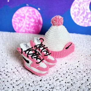 Botines estilo Jordans para bebé de ganchillo y conjunto de gorros / Favores de baby shower / Zapatos de cuna para recién nacidos / Accesorio fotográfico para recién nacidos / Regalo para bebés de género neutro White - Pink