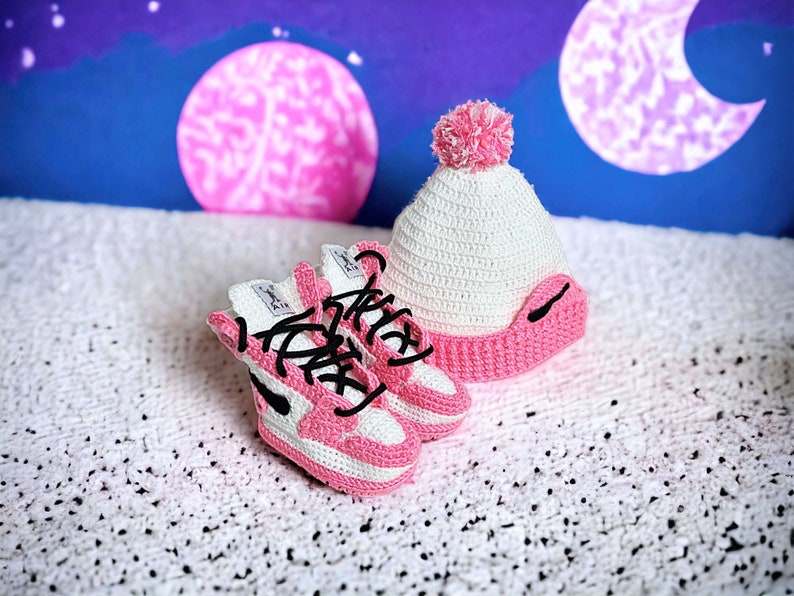 Botines estilo Jordans para bebé de ganchillo y conjunto de gorros / Favores de baby shower / Zapatos de cuna para recién nacidos / Accesorio fotográfico para recién nacidos / Regalo para bebés de género neutro White - Pink