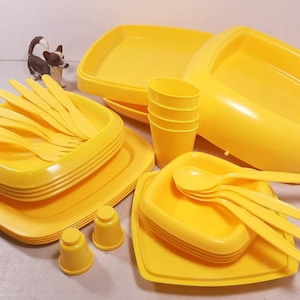 Vintage Yellow Picnic Butler Four Person Picnic Set, Excellent Condition, Retro Picnic Set, Yellow Plastic Camping Gear, Compact Picnic Set