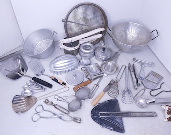 + 37 ustensiles de cuisine vintage, passoire, trancheuses, éplucheur, passoires, presses, presse-agrumes, moule à tarte, spatules, fouets, cuillères à café et plus
