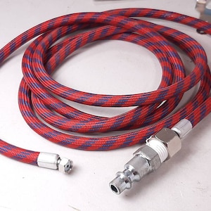 Peut inclure: Tuyau d'a&eacute;rographe tress&eacute; rouge et bleu avec un connecteur m&eacute;tallique &agrave; une extr&eacute;mit&eacute; et un raccord rapide &agrave; l'autre extr&eacute;mit&eacute;.