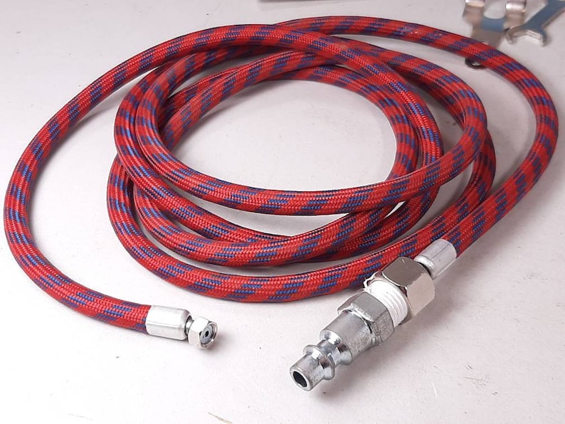 Peut inclure: Tuyau d'a&eacute;rographe tress&eacute; rouge et bleu avec un connecteur m&eacute;tallique &agrave; une extr&eacute;mit&eacute; et un raccord rapide &agrave; l'autre extr&eacute;mit&eacute;.