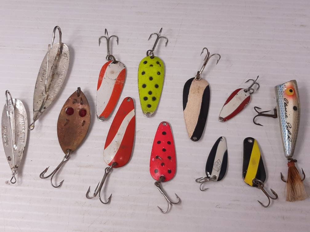 Lot de leurres de pêche vintage dans une boîte, 19 leurres, couteau à  appâts, dépeceur, détartreur, cuillères Aqua, cuillère pour les yeux  rouges, jerkbaits rebelles, crankbait normands -  Canada