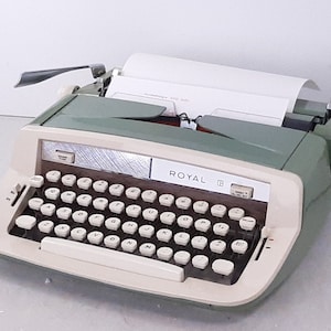 Vintage Royal Sabre Typewriter, No Case, Pastel Green, Off-White & Chrome, Excellent Condition, Works-Read, Vintage Royal Portable Typewrite