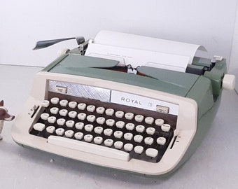 Vintage Royal Sabre Typewriter, No Case, Pastel Green, Off-White & Chrome, Excellent Condition, Works-Read, Vintage Royal Portable Typewrite