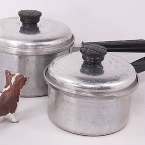 Par de cacerolas vintage de aluminio laminado de calidad profesional Maid of Honor, de 1 cuarto y 1,5 cuartos, con diseño de rombos de baquelita, en buen estado de uso, sin daños.