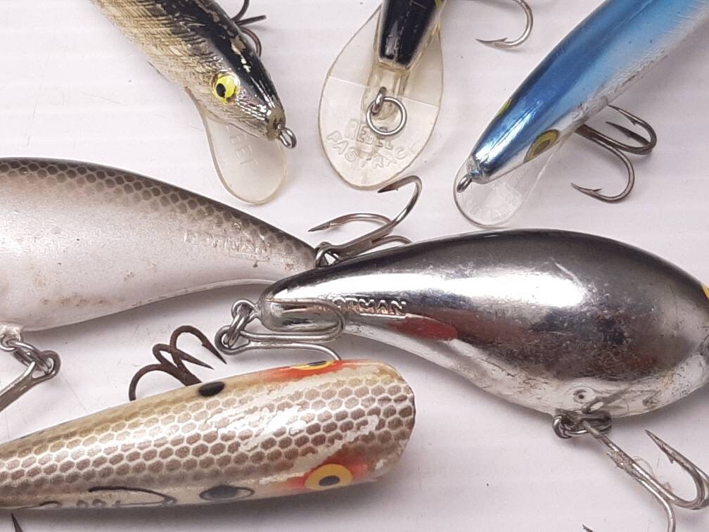Vintage Fishing Lure Lot in Tackle Box, 19 Lures, Bait Knife