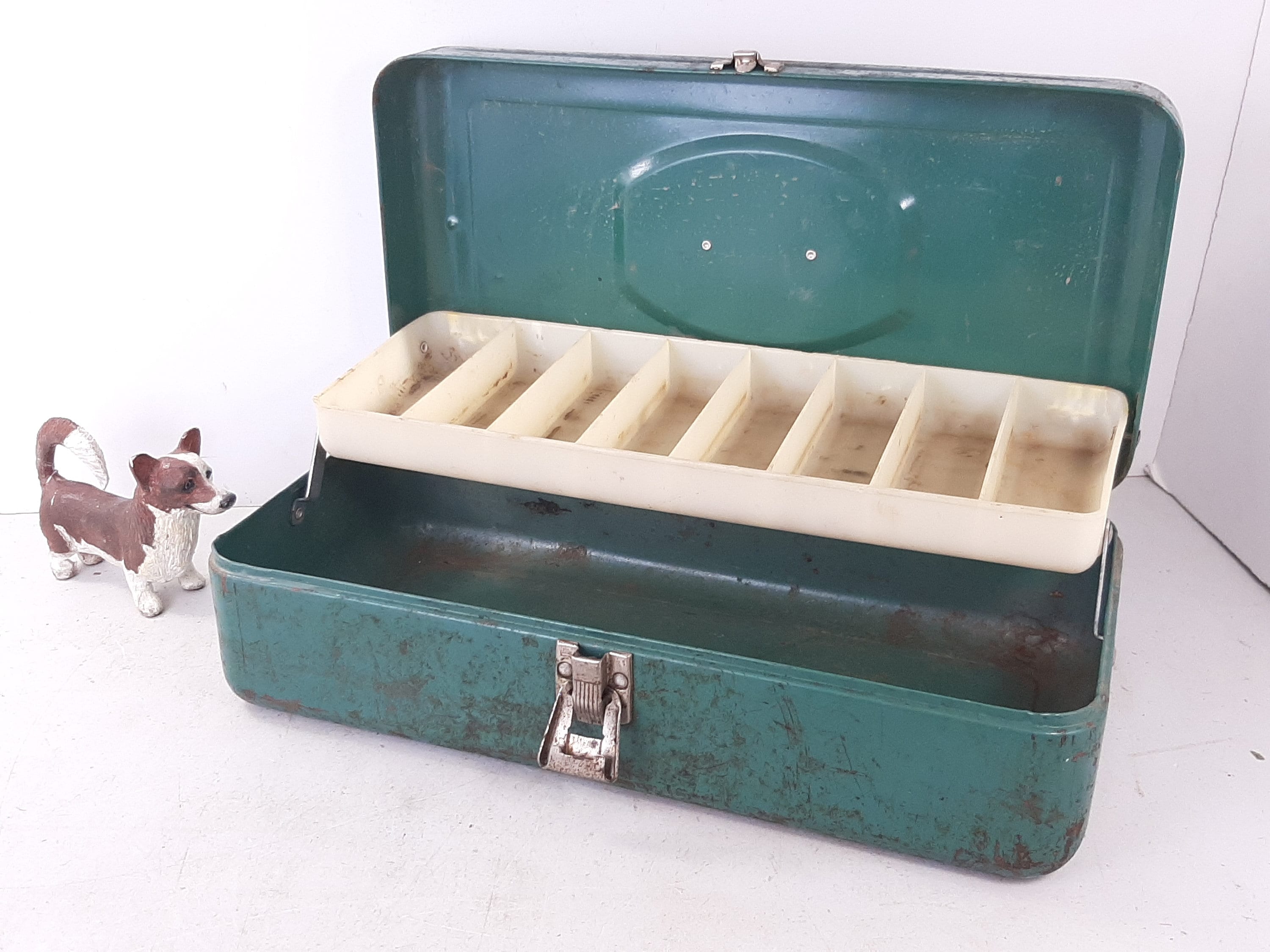 Sold at Auction: A metal tackle box, Reel 4 1/4 in. (10.8 cm.), Box 6 1/2 x  14 x 6 in. (16.5 x 35.6 x 15.2 cm.)