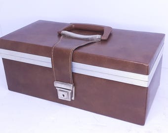 Étui à cassettes 8 pistes style porte-documents vintage pour 15 cassettes, Étui marron marbré avec détails en métal, Intérieur pelucheux noir, 8 pistes de rangement