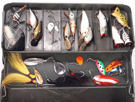 c1941 USAヴィンテージルアー｜一点物5644-324 24 Vintage Fishing Lures in Climax Metal Tackle Box, Metal